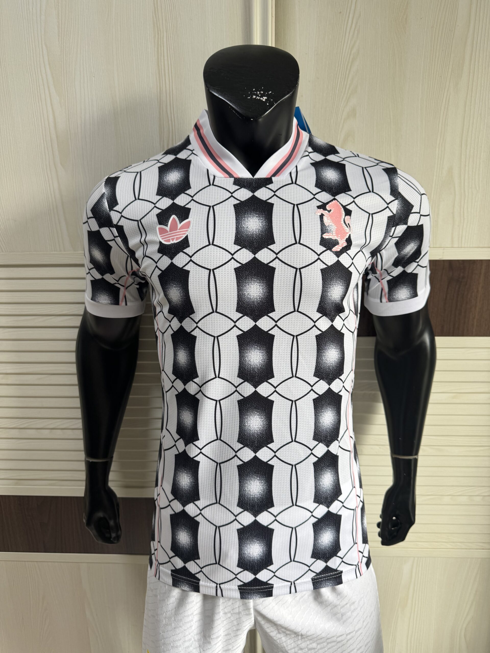 Adidas Juventus Turin LFSTLR Jersey 2025/26 – Geometric Lifestyle Football Shirt | Trefoil & Vintage Crest