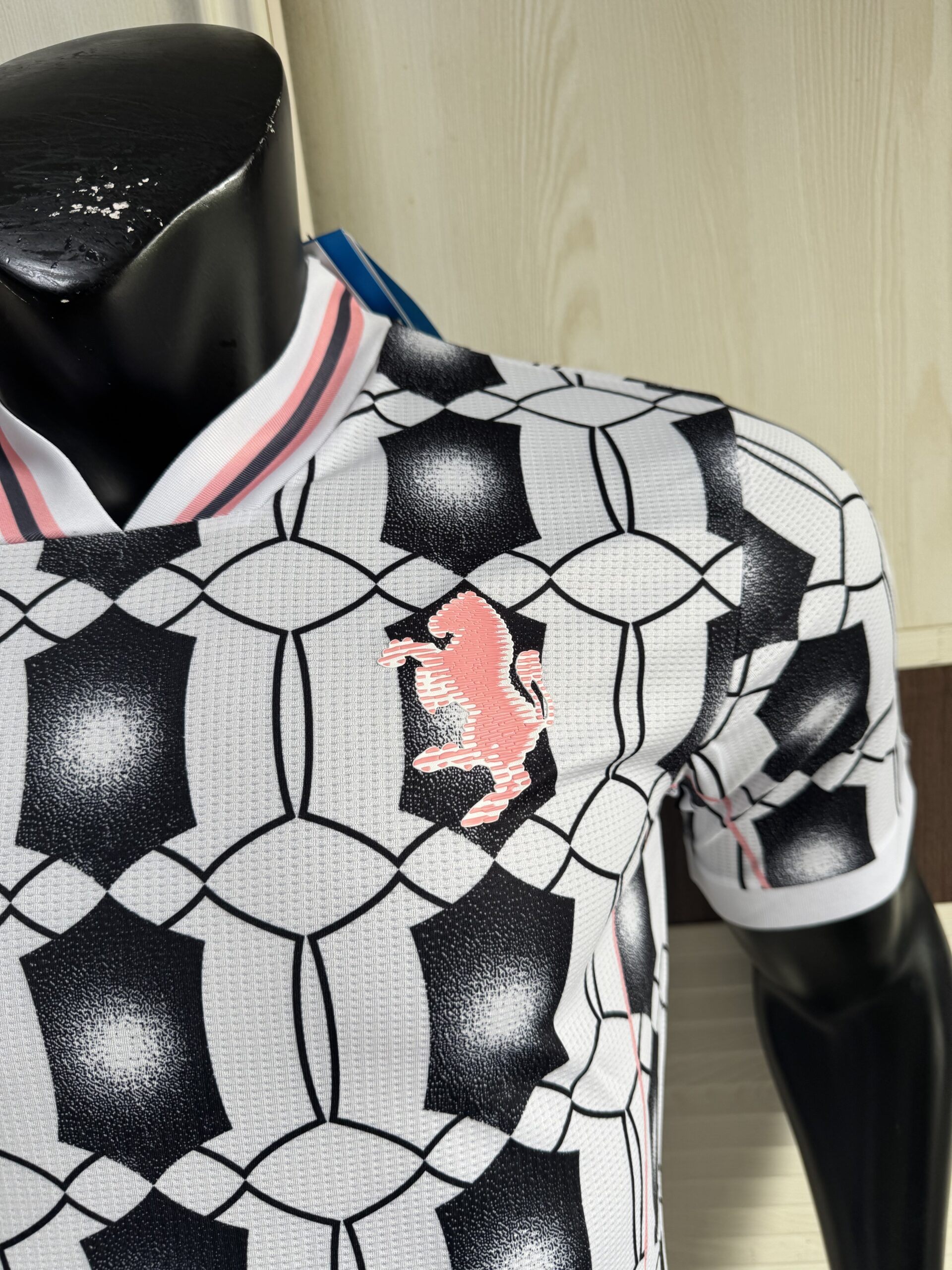 Adidas Juventus Turin LFSTLR Jersey 2025/26 – Geometric Lifestyle Football Shirt | Trefoil & Vintage Crest - Image 2