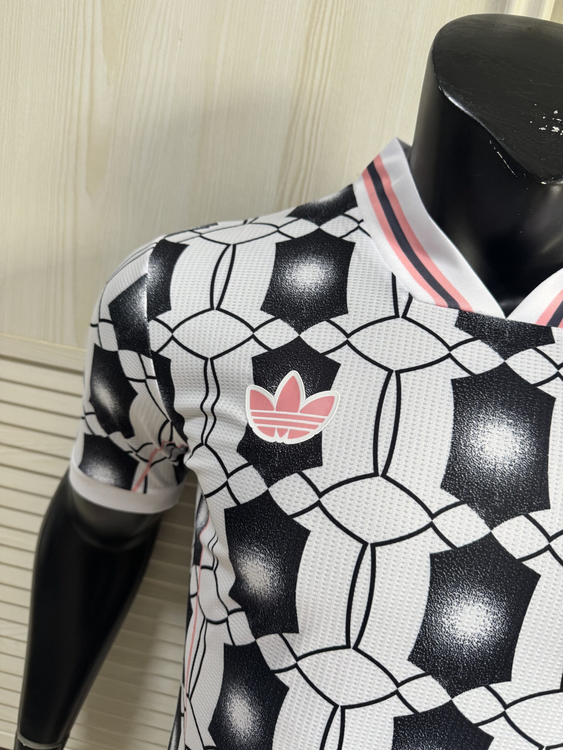 Adidas Juventus Turin LFSTLR Jersey 2025/26 – Geometric Lifestyle Football Shirt | Trefoil & Vintage Crest - Image 3