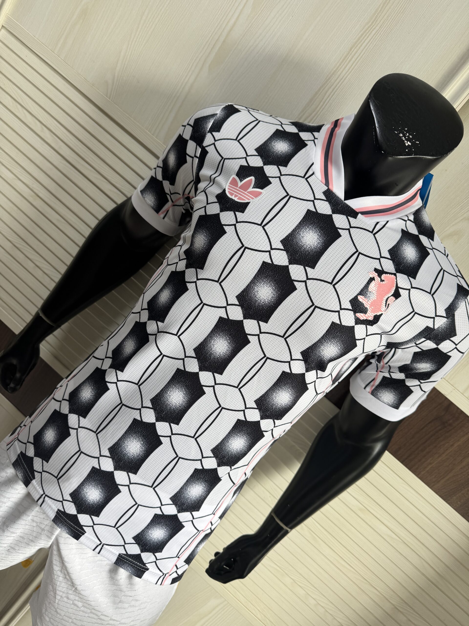 Adidas Juventus Turin LFSTLR Jersey 2025/26 – Geometric Lifestyle Football Shirt | Trefoil & Vintage Crest - Image 4